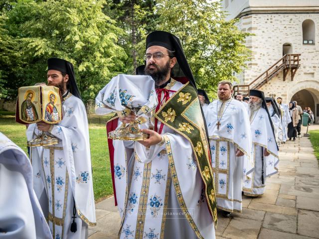 Liturghie arhierească la Mănăstirea „Sfântul Ioan cel Nou”, în „Duminica vindecării orbului din naștere”