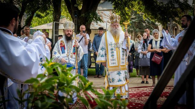 Liturghie arhierească la Mănăstirea „Sfântul Ioan cel Nou”, în „Duminica vindecării orbului din naștere”