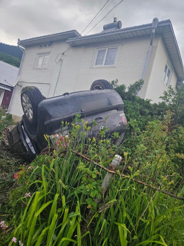 O șoferiță însărcinată s-a răsturnat cu mașina în curtea unei case