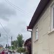 O mașină a intrat în peretele unei case, în Ițcani, după o tamponare în intersecție