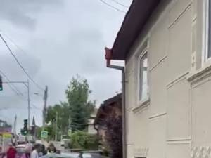 O mașină a intrat în peretele unei case, în Ițcani, după o tamponare în intersecție