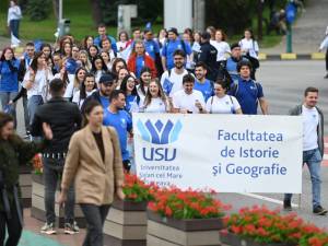 Entuziasm pe străzile orașului, la marșul absolvenților Universității „Ștefan cel Mare”