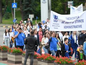 Entuziasm pe străzile orașului, la marșul absolvenților Universității „Ștefan cel Mare”