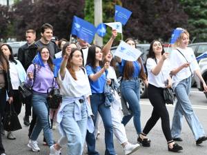 Entuziasm pe străzile orașului, la marșul absolvenților Universității „Ștefan cel Mare”