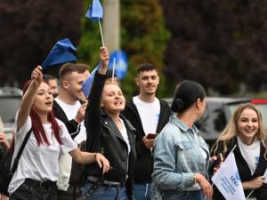 Entuziasm pe străzile orașului, la marșul absolvenților Universității „Ștefan cel Mare”