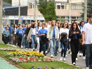 Entuziasm pe străzile orașului, la marșul absolvenților Universității „Ștefan cel Mare”