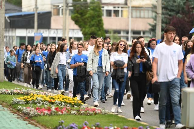 Entuziasm pe străzile orașului, la marșul absolvenților Universității „Ștefan cel Mare”