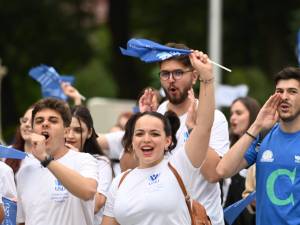 Entuziasm pe străzile orașului, la marșul absolvenților Universității „Ștefan cel Mare”