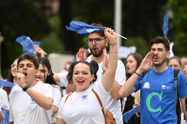 Entuziasm pe străzile orașului, la marșul absolvenților Universității „Ștefan cel Mare”