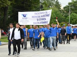 Entuziasm pe străzile orașului, la marșul absolvenților Universității „Ștefan cel Mare”