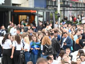 Entuziasm pe străzile orașului, la marșul absolvenților Universității „Ștefan cel Mare”