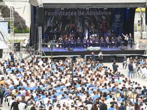 11 șefi de promoție și colegii lor absolvenți, celebrați în centrul municipiului Suceava