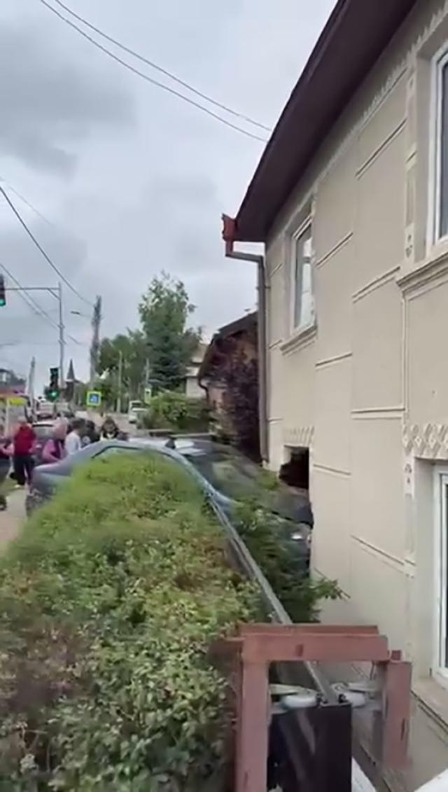 O mașină a intrat în peretele unei case, în Ițcani