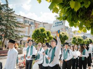 „Ziua absolventului” din acest an a debutat cu un marș al tuturor elevilor din cele zece clase terminale