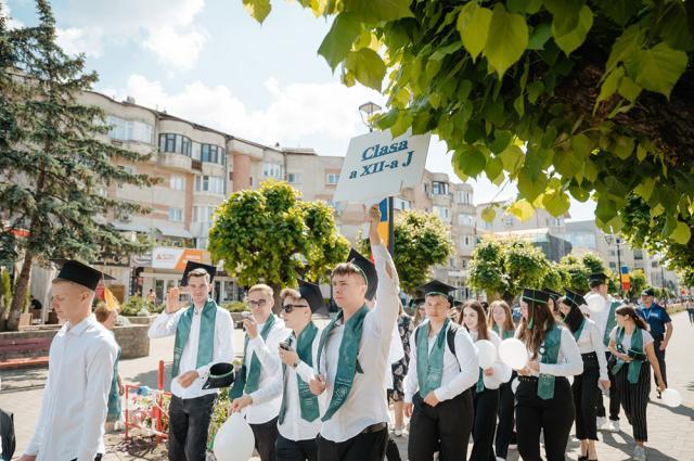 „Ziua absolventului” din acest an a debutat cu un marș al tuturor elevilor din cele zece clase terminale