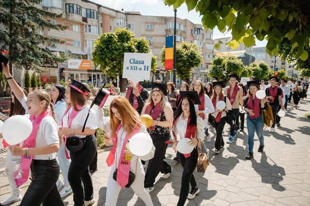 „Ziua absolventului” din acest an a debutat cu un marș al tuturor elevilor din cele zece clase terminale