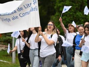 Entuziasm pe străzile orașului, la marșul absolvenților Universității „Ștefan cel Mare”