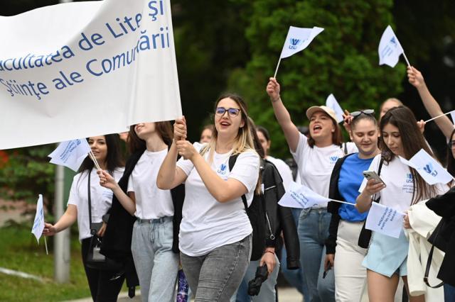 Entuziasm pe străzile orașului, la marșul absolvenților Universității „Ștefan cel Mare”