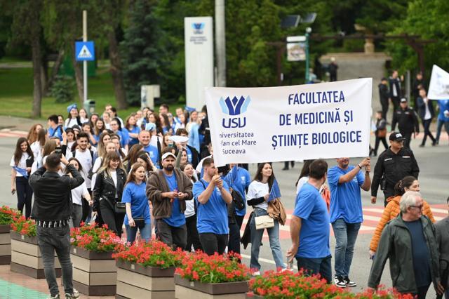 Entuziasm pe străzile orașului, la marșul absolvenților Universității „Ștefan cel Mare”