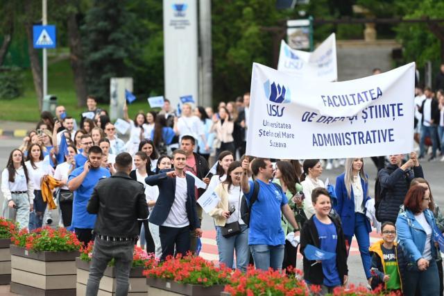 Entuziasm pe străzile orașului, la marșul absolvenților Universității „Ștefan cel Mare”