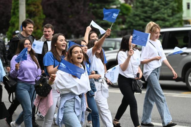 Entuziasm pe străzile orașului, la marșul absolvenților Universității „Ștefan cel Mare”