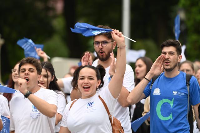 Entuziasm pe străzile orașului, la marșul absolvenților Universității „Ștefan cel Mare”