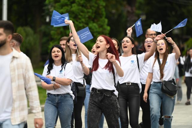 Entuziasm pe străzile orașului, la marșul absolvenților Universității „Ștefan cel Mare”