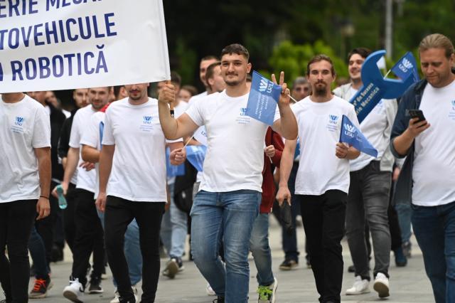 Entuziasm pe străzile orașului, la marșul absolvenților Universității „Ștefan cel Mare”