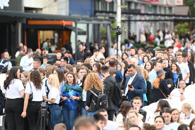 Entuziasm pe străzile orașului, la marșul absolvenților Universității „Ștefan cel Mare”