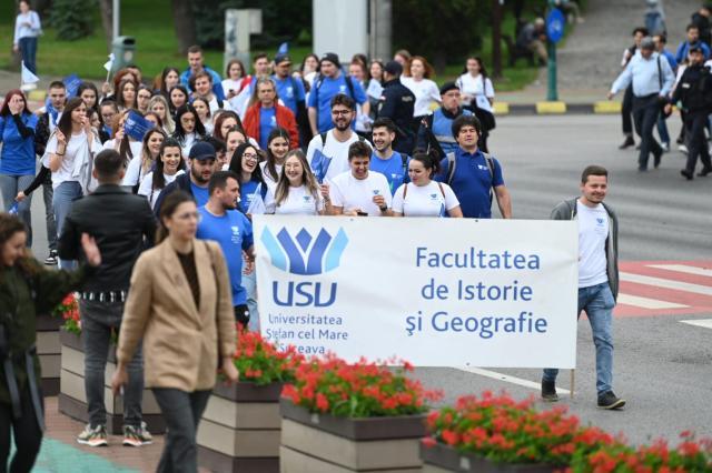 Entuziasm pe străzile orașului, la marșul absolvenților Universității „Ștefan cel Mare”