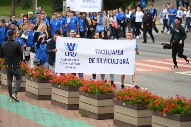 Entuziasm pe străzile orașului, la marșul absolvenților Universității „Ștefan cel Mare”