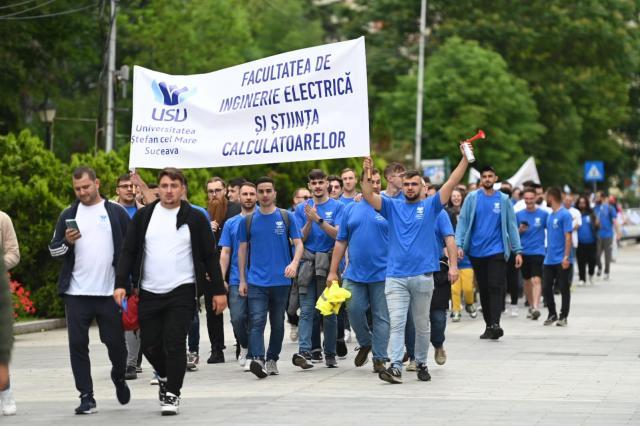 Entuziasm pe străzile orașului, la marșul absolvenților Universității „Ștefan cel Mare”