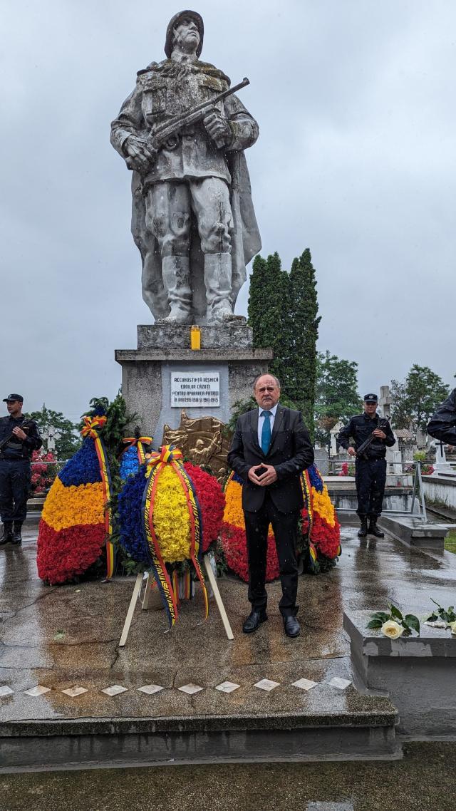 În ciuda ploii, ceremonialul de „Ziua Eroilor” a avut loc, dar fără public