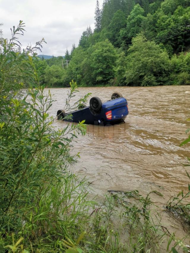 Mașina s-a răsturnat pe cupolă în râul Bistrița