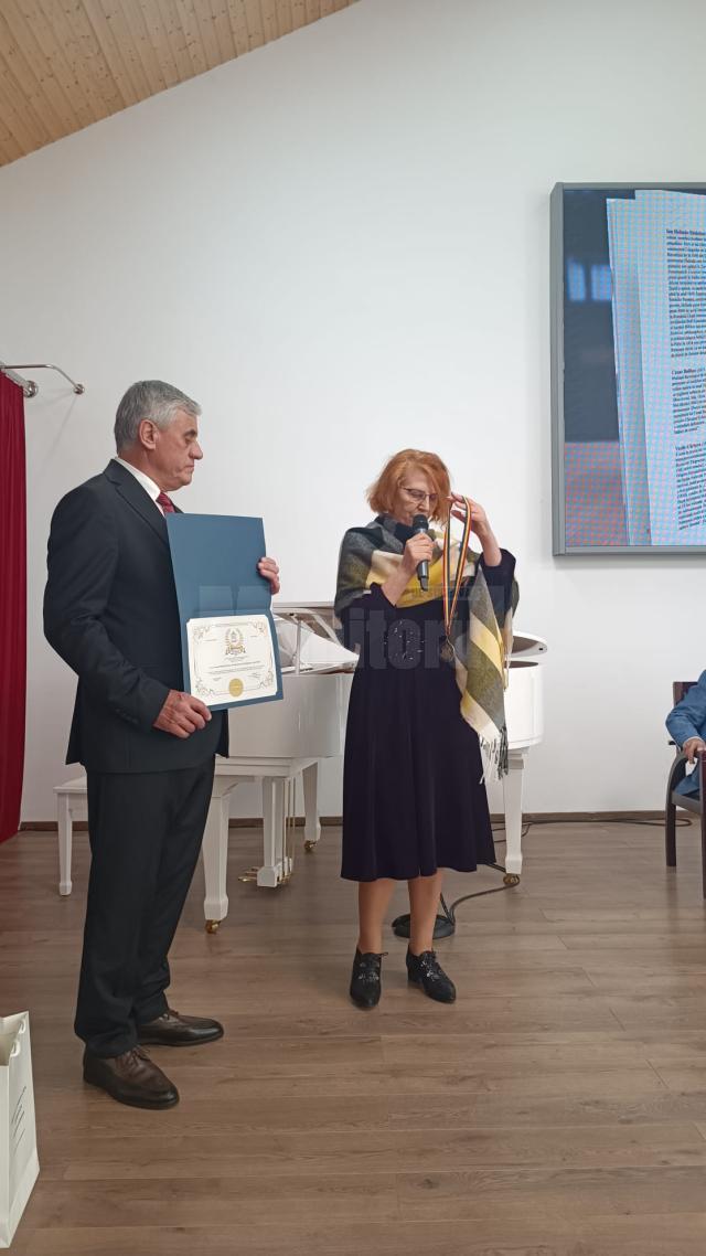 Diploma și medalia oferită de societatea ”Dorul” din New York primarului Ioan Pavăl