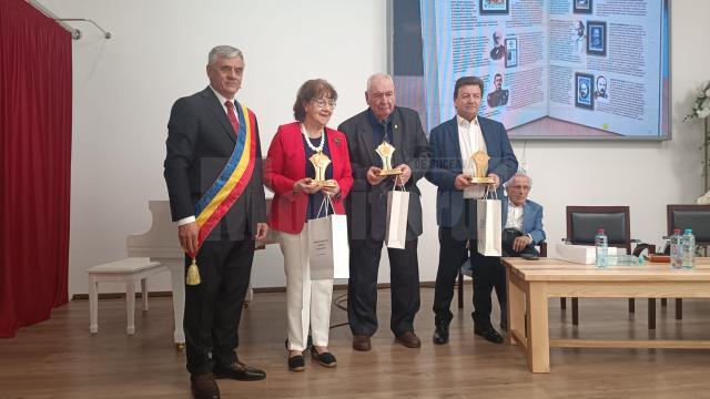 Primarul Ioan Pavăl și trei din cei patru câștigători ai premiului ”Eugen Simion”