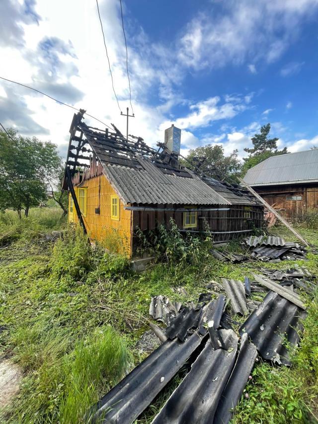 Casa distrusă după incendiu