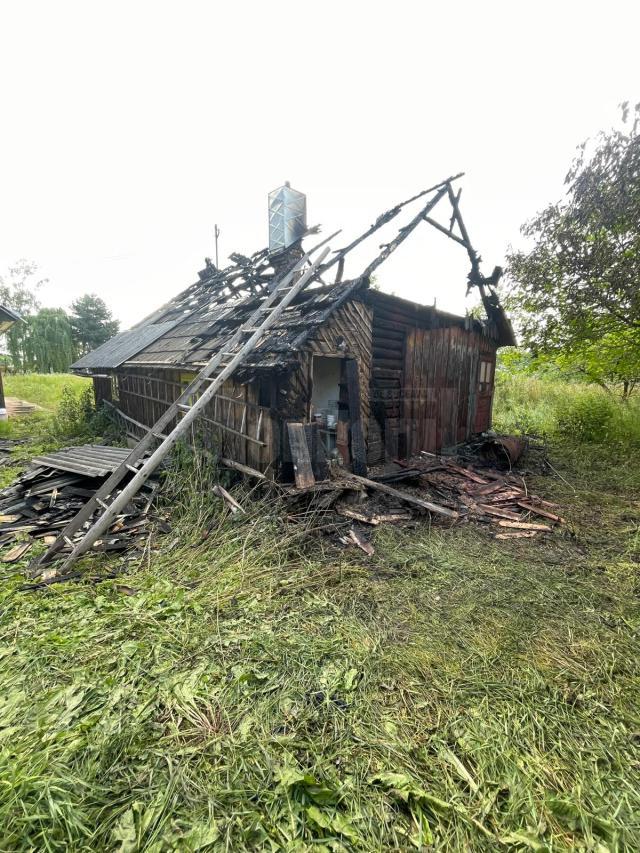 Casa distrusă după incendiu