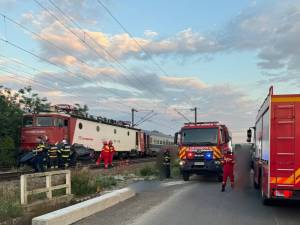 Tânăr în vârstă de 20 de ani, zdrobit în mașina cu care a ieșit în fața trenului București - Suceava