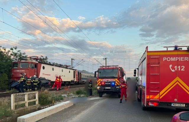 Tânăr în vârstă de 20 de ani, zdrobit în mașina cu care a ieșit în fața trenului București - Suceava