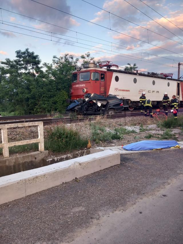 Tânăr în vârstă de 20 de ani, zdrobit în mașina cu care a ieșit în fața trenului București - Suceava