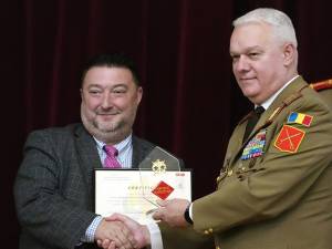 Petrică Ciocan, premiat de șeful Statului Major al Forțelor Terestre, Ciprian Marin Foto: Cristian Dobre, Matei Trofin