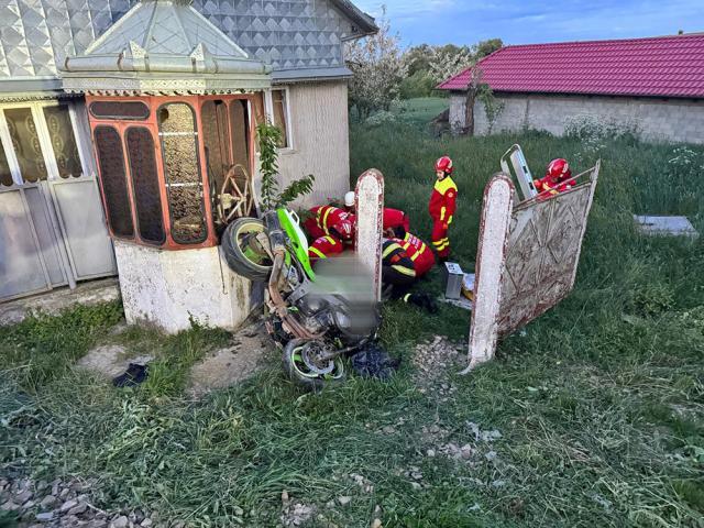 Un mort și un rănit grav, după ce o motocicletă s-a zdrobit de temelia unei fântâni, la Sălăgeni-Dumbrăveni