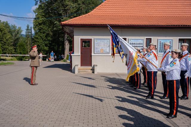 574 de elevi militari, aplaudați pentru rezultatele din acest an școlar, pe platoul colegiului din Câmpulung
