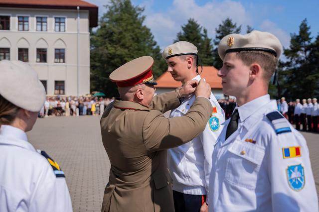 574 de elevi militari, aplaudați pentru rezultatele din acest an școlar, pe platoul colegiului din Câmpulung