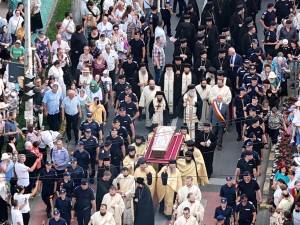 Procesiune impresionată cu mii de credincioși pe străzile Sucevei în urma raclei cu moaștele Sf. Ioan cel Nou