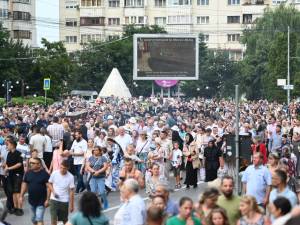 Procesiune impresionată cu mii de credincioși pe străzile Sucevei în urma raclei cu moaștele Sf. Ioan cel Nou