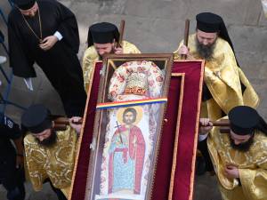 Procesiune impresionată cu mii de credincioși pe străzile Sucevei în urma raclei cu moaștele Sf. Ioan cel Nou