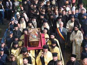 Procesiune impresionată cu mii de credincioși pe străzile Sucevei în urma raclei cu moaștele Sf. Ioan cel Nou