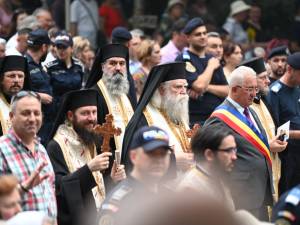 Procesiune impresionată cu mii de credincioși pe străzile Sucevei în urma raclei cu moaștele Sf. Ioan cel Nou